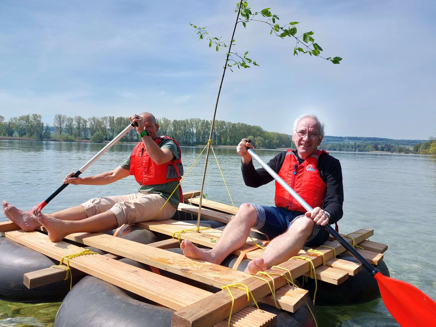 Teamtag am Schweizer See: Team baut gemeinsam ein Floss