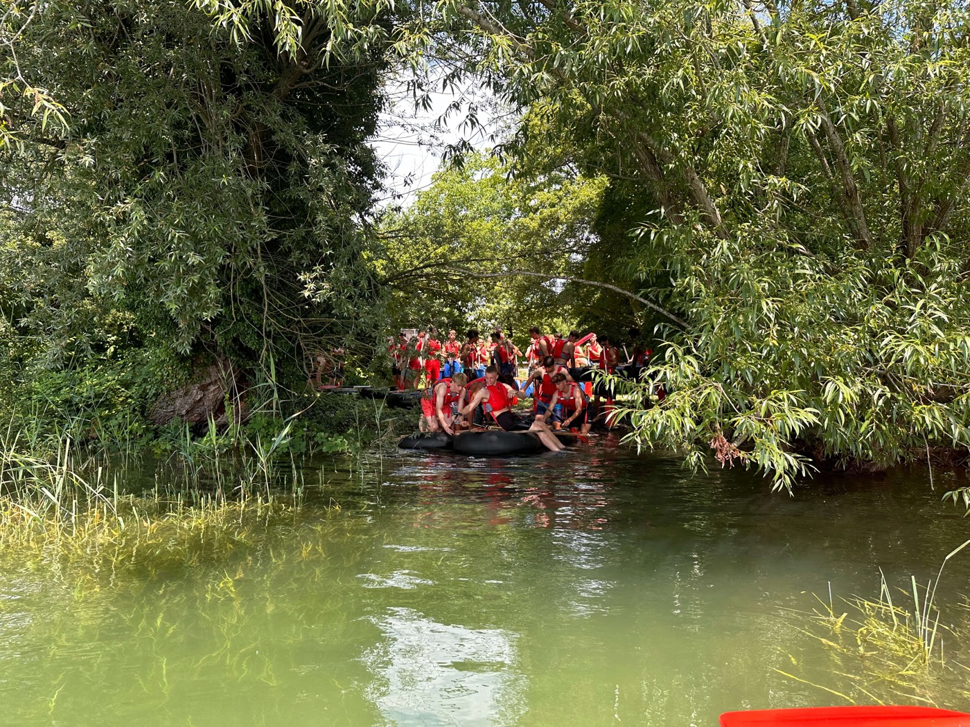 Mitarbeiter-Incentive mit Flossbau und Apéro am Schweizer See