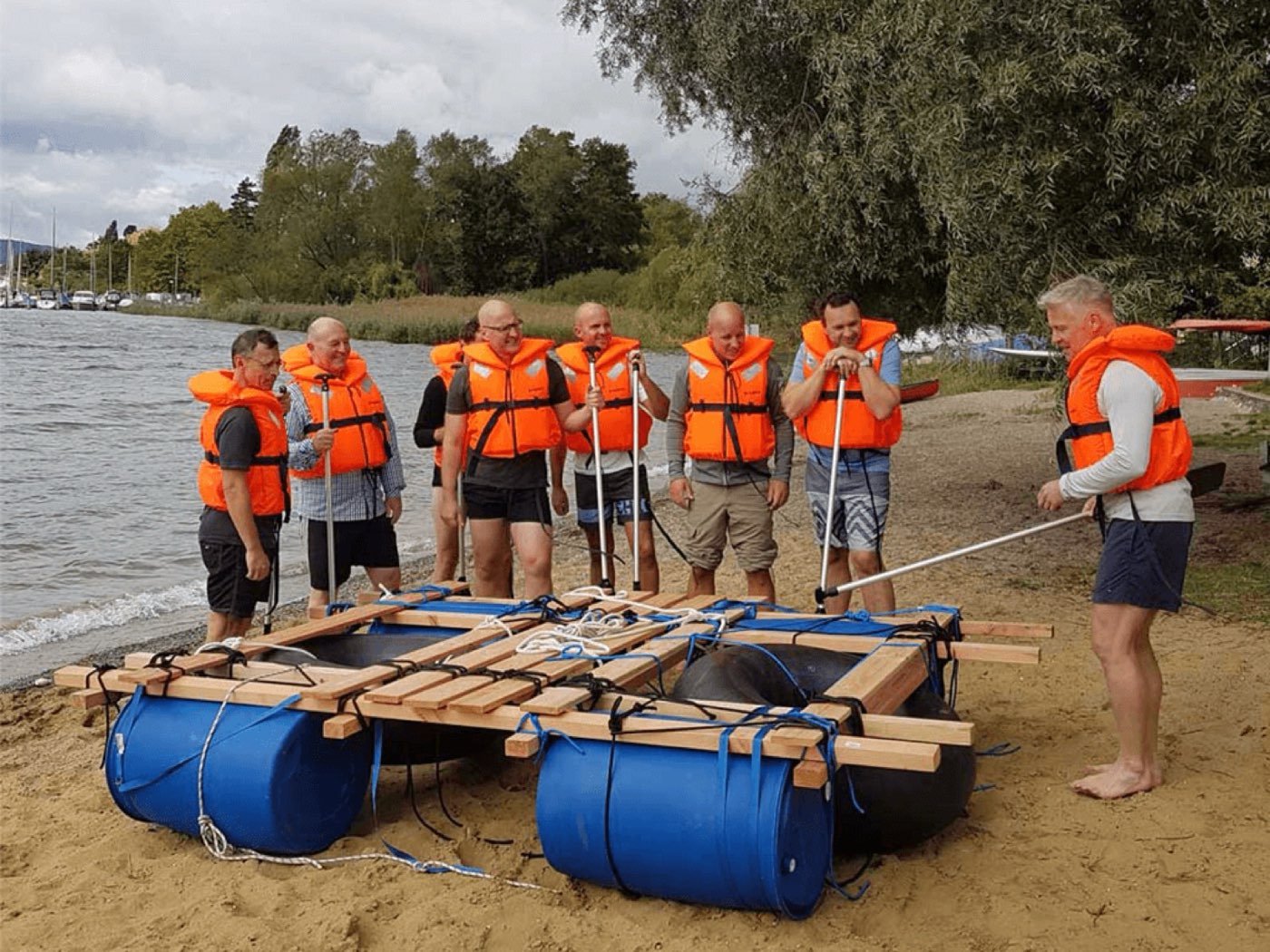 Fertige Flösse stechen in See