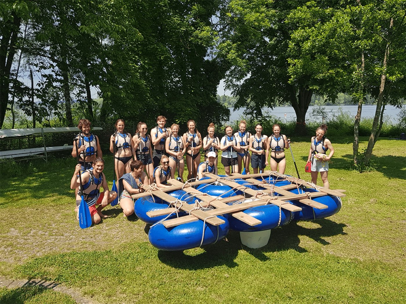 Gruppenbild nach erfolgreichem Flossbau-Tag