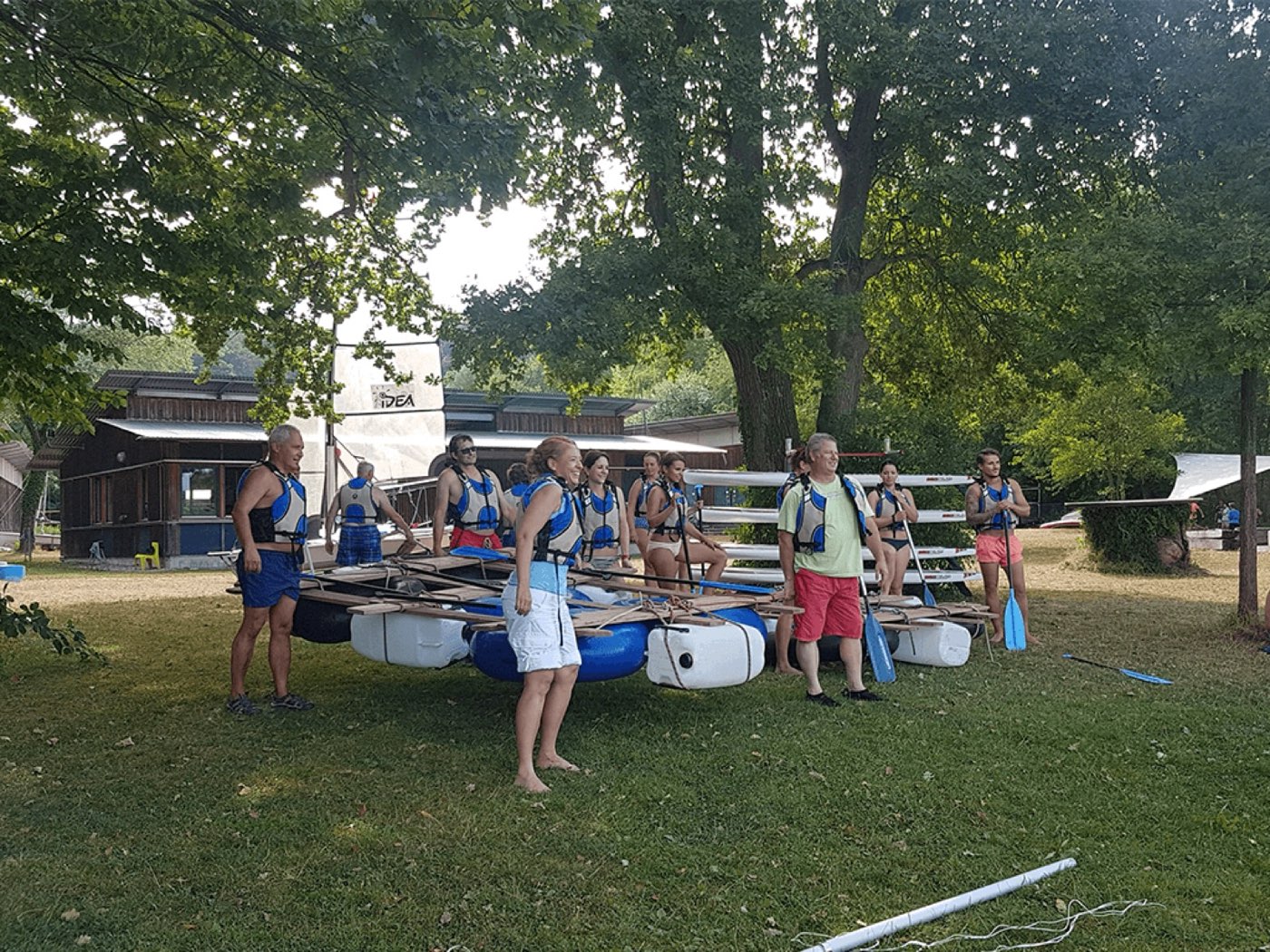 Team feiert das fertige Floss