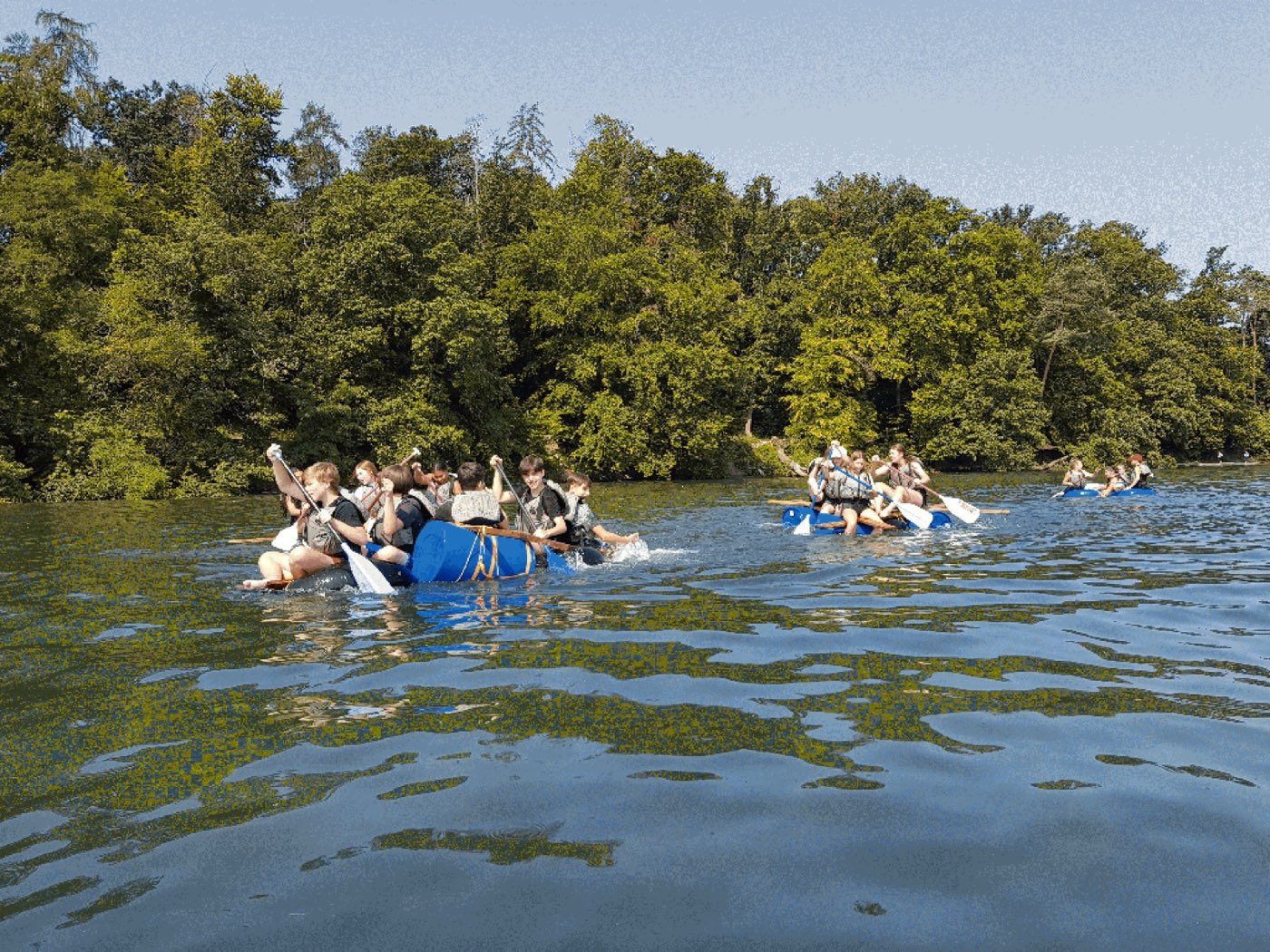 Flossbau-Action auf dem Wasser
