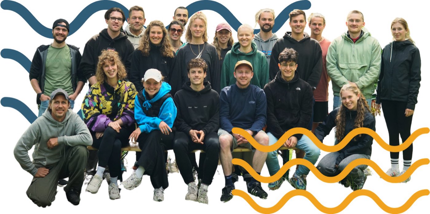 Grosse Gruppe beim Flossbau-Event an einem Schweizer See